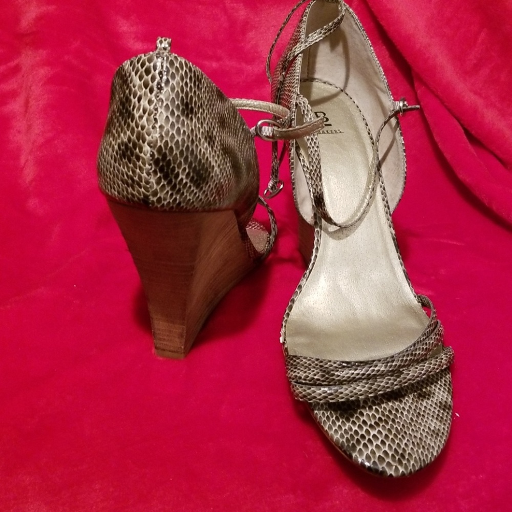 Leather wedge sandal. 10